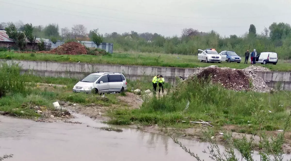 Un contrabandist de țigări și-a abandonat mașina în albia unui râu și a fugit