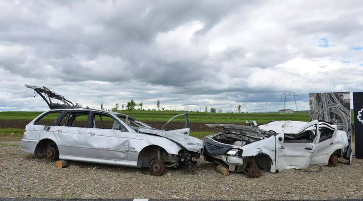 Mașinile puse de Ștefan Mandachi lângă metrul de autostradă din Moldova au fost prăduite