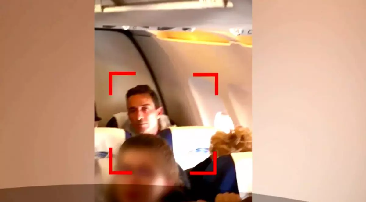 Primele imagini cu Radu Mazăre în avionul care îl aduce în România