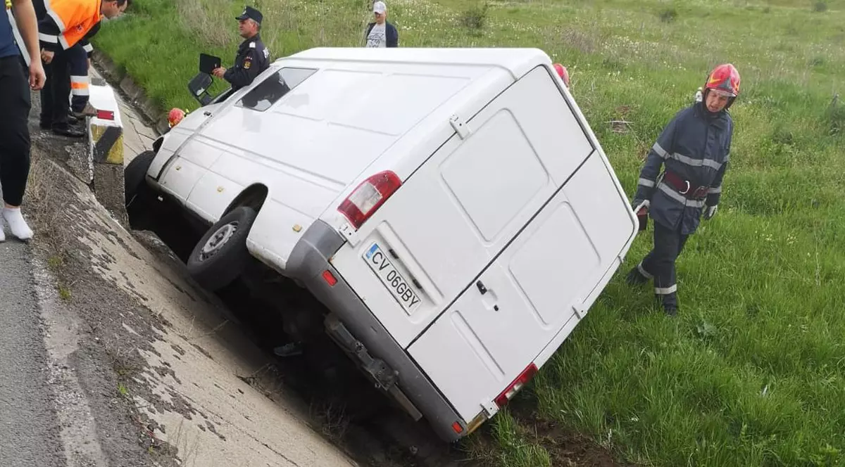 Un microbuz a ajuns în șanț în județul Cluj. Patru persoane au fost rănite