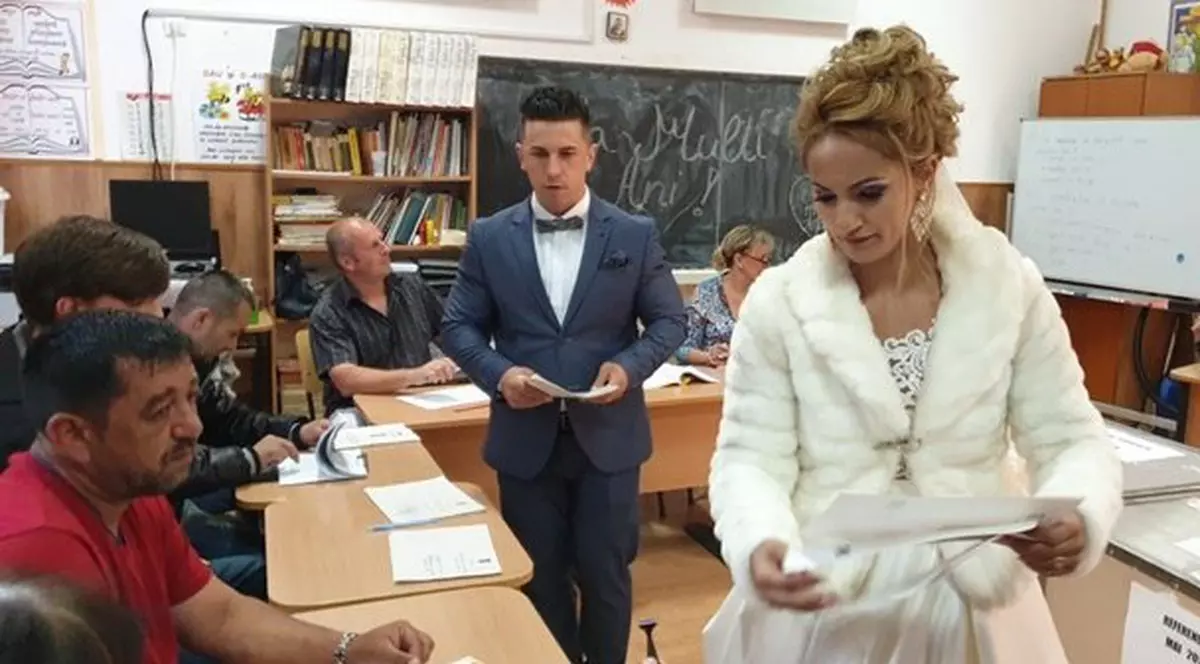 Alegeri europarlamentare 2019. Un cuplu de miri din Timiș au mers la vot imediat după petrecerea de nuntă