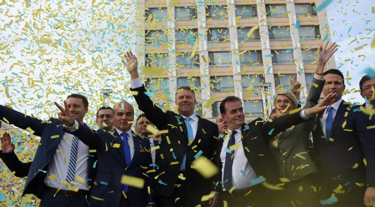 Duelul mitingurilor, pe final de campanie. PNL îl aduce pe Klaus Iohannis în Piaţa Victoriei, PSD descinde la Dâmboviţa. Dragnea evită să meargă în Teleorman