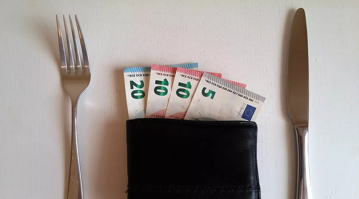 (Publicitate) Obligație sau aprecierea unui serviciu bun: Cât și cui lăsăm bacșiș?