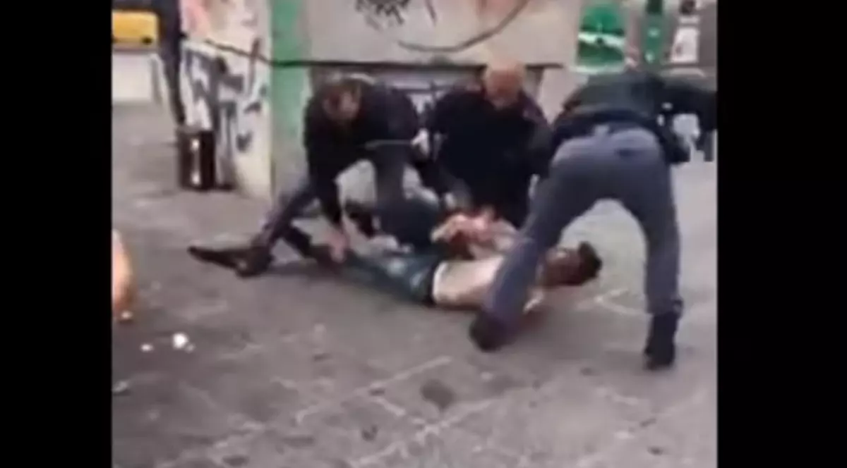 Un român dezbrăcat s-a luptat cu trei polițiști în centrul orașului Napoli