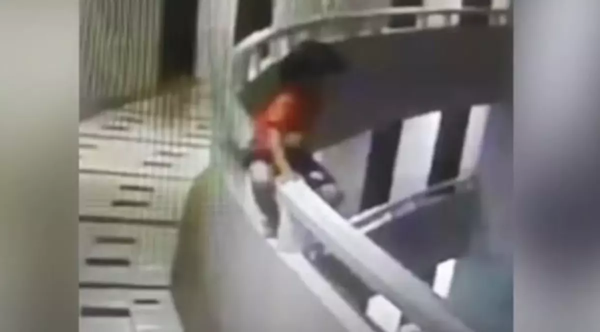 O fetiță de cinci ani a supraviețuit după ce a căzut de la etajul 11 al unui hotel din Thailanda!