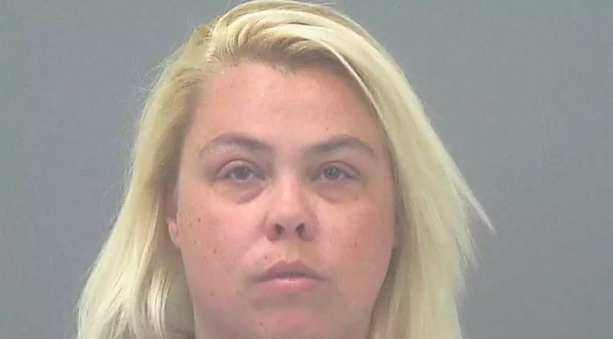 O femeie din statul american Florida a fost arestată după ce polițiștii au găsit foarte mulți gândaci și alimente în descopunere în casa ei.