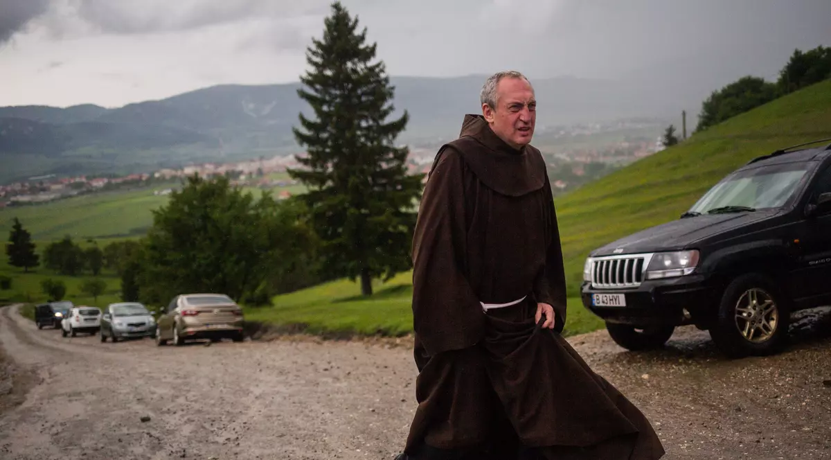 FOTOREPORTAJ DOCUMENTARIA / Ziua de dinaintea marii sărbători. Cum s-a pregătit Șumuleu-Ciuc să devină, pentru câteva ore, cel mai important loc din România