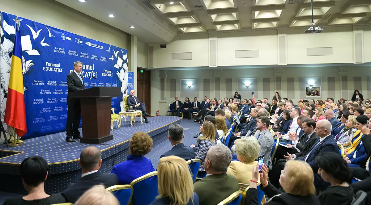 Klaus Iohannis o critică pe Ecaterina Andronescu: "Tot umblă prin toată ţara şi tot vorbeşte despre tablete, digitalizare, dar încă sunt sute de mii de copii care învaţă în şcoli nesigure şi insalubre"