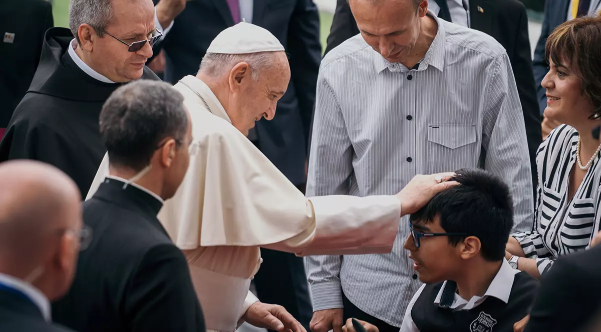 VIDEO | Tânăr în scaun cu rotile, binecuvântat de Papa Francisc la aeroport: „Este un moment de care nu știu dacă voi mai avea parte vreodată”