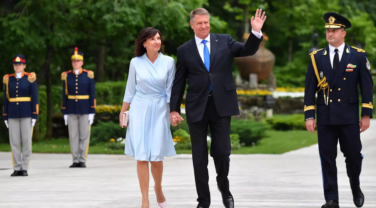 Preşedintele Klaus Iohannis va petrece Paştele acasă, cu soţia: "Nu vom merge la biserică, nu vom merge să luăm lumină, nu vom invita pe nimeni la masă"