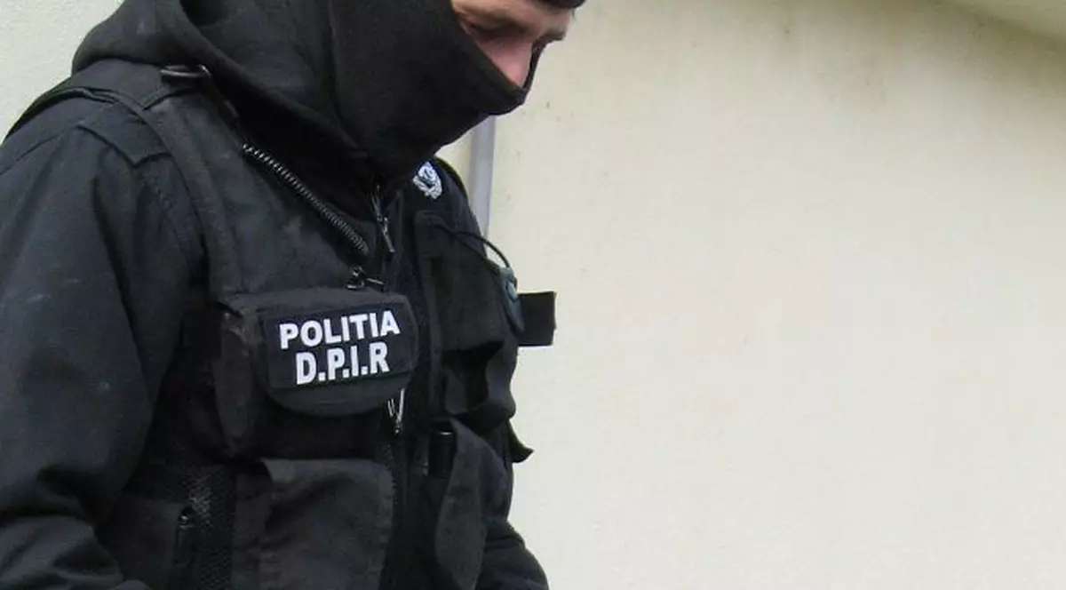 Percheziţii în Ploieşti şi Valea Călugărească la persoane bănuite de furturi din locuinţe