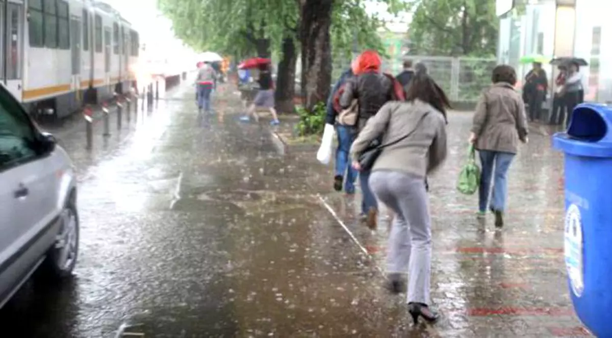 Cod galben de averse şi vijelii în Capitală până la 17:00