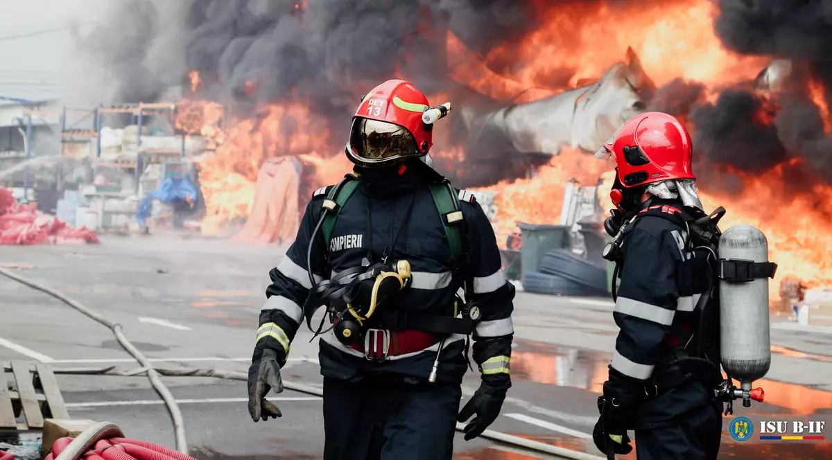 Incendiul de la complexul comercial din Afumaţi a fost stins
