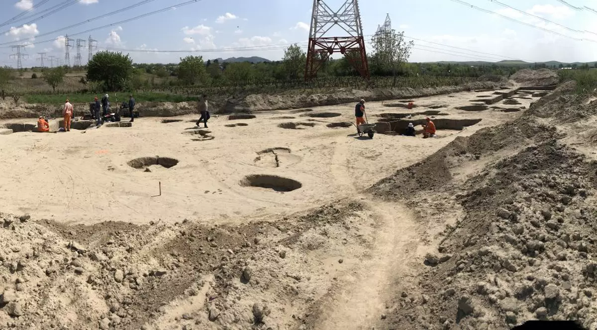 Poveștile morților de sub autostrăzi. O zi pe un șantier arheologic de pe traseul unei mari lucrări de infrastructură sau cum dispare lent arheologia românească