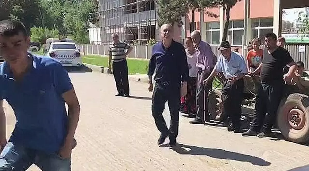 Scandal la Ghimpați, în timpul votului. Primarul susține că a fost împiedicat să voteze, observatorii îl acuză că a vrut să influențeze scrutinul. S-a lăsat cu bătaie
