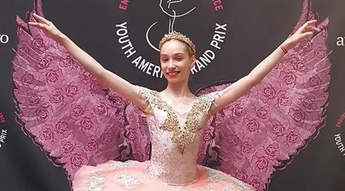 Balerina Bianca Badea, finalist de la „Românii au talent”, le-a purtat noroc micuțelor balerine antrenate de Ovidiu Danci. Au plecat acasă cu zeci de premii