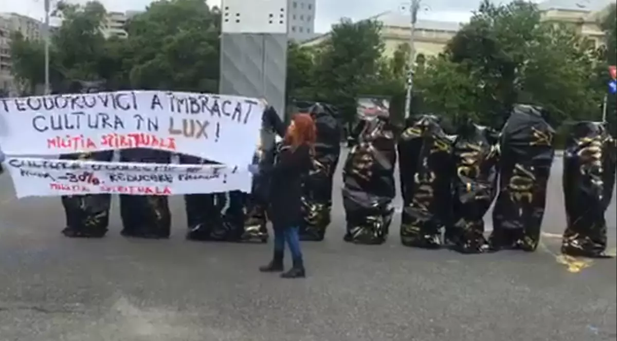 Protest în saci de cadavre la Guvern și în fața Ministerului Finanțelor