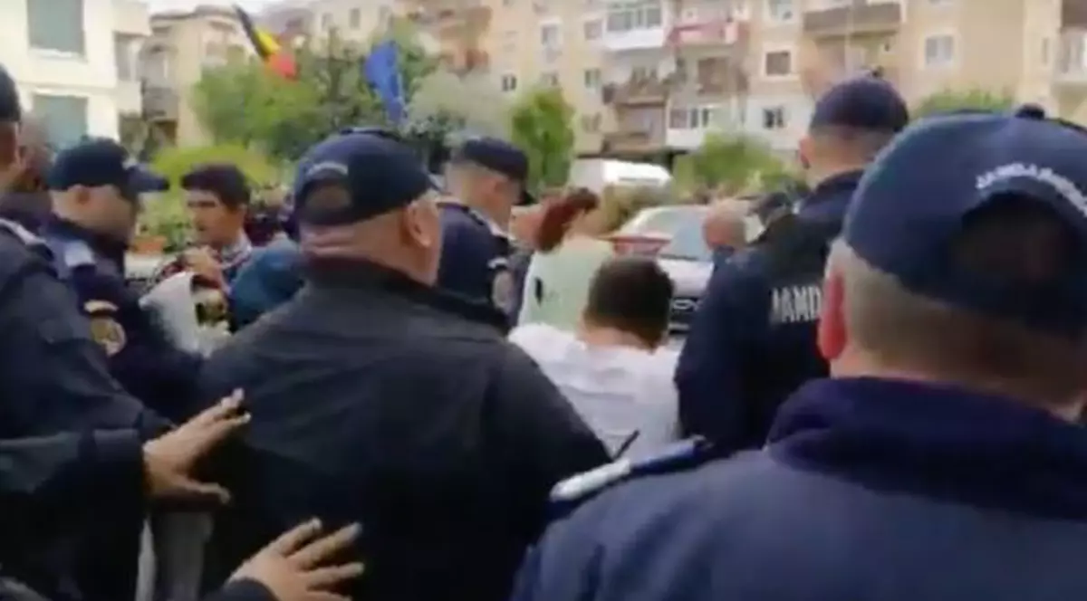Protestatari, ridicați de jandarmi la Topoloveni în timpul unei vizite electorale a lui Liviu Dragnea VIDEO