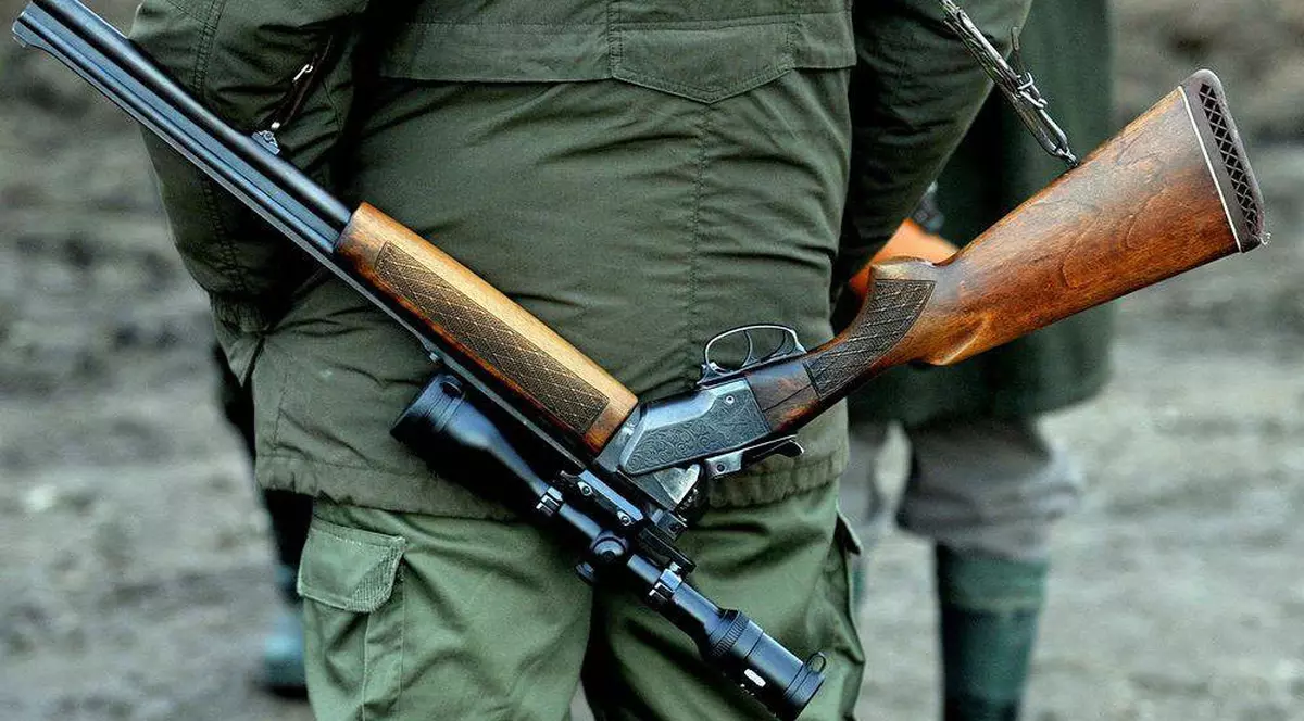 O femeie de 44 de ani s-a împușcat din greșeală în față la o partidă de vânătoare care a avut loc miercuri în localitatea Pufești din județul Vrancea