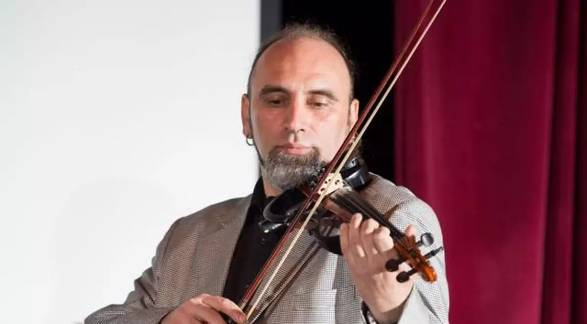 Ramon Radosav, fostul basist al rockerilor de la Cargo, cântă la vioară în restaurantele românești din New York