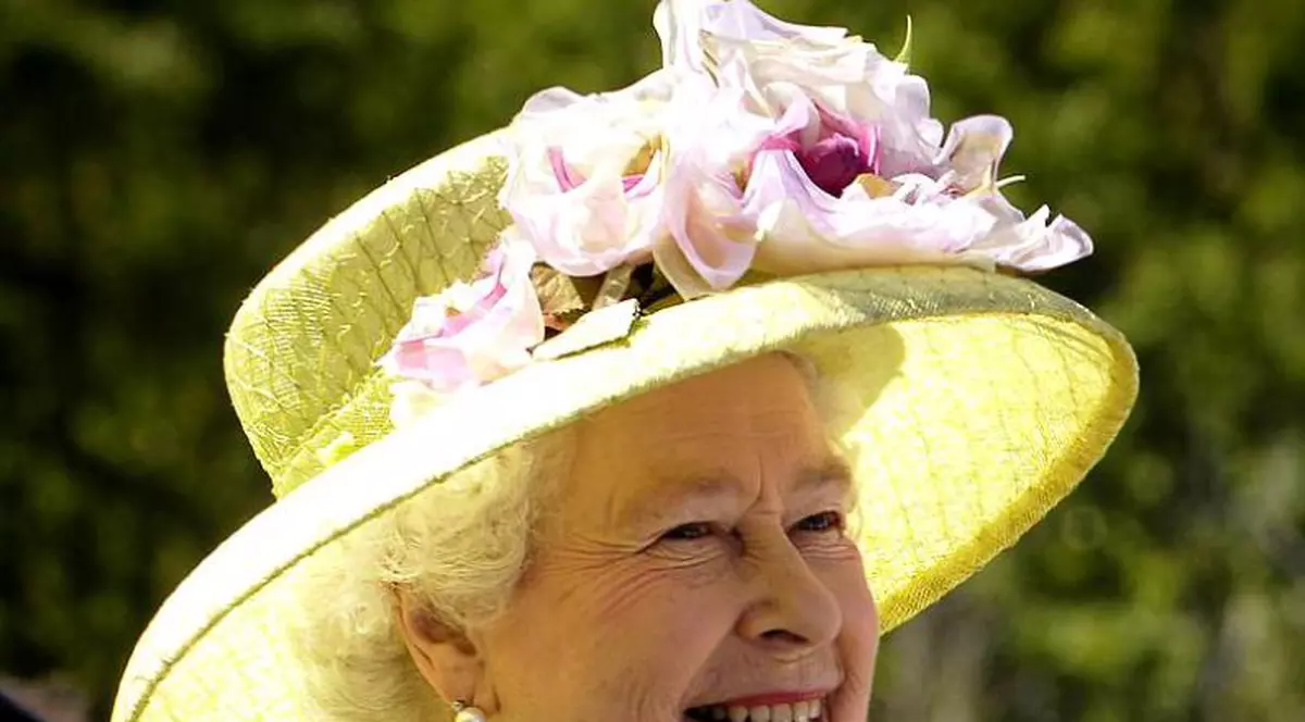 Regina Marii Britanii angajează un social media manager. Ce salariu îi oferă
