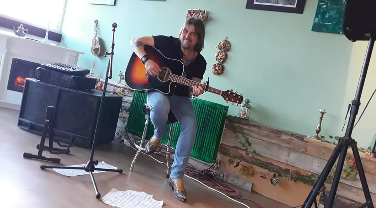 Adrian Sărmășan le-a cântat piloților militari! Puțini știu că este singurul artist ce s-a pregătit ca pilot de supersonic