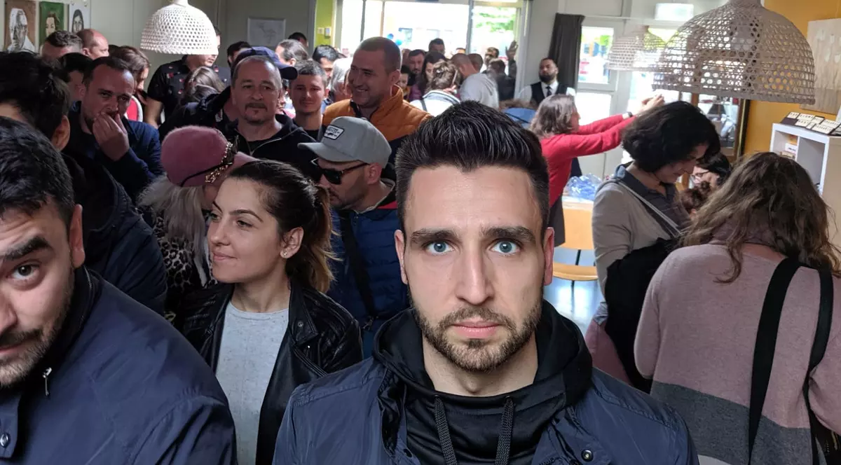 Român din Amsterdam, în direct la Adriana Nedelea: „Stau de 6 ore la coadă ca să votez!”