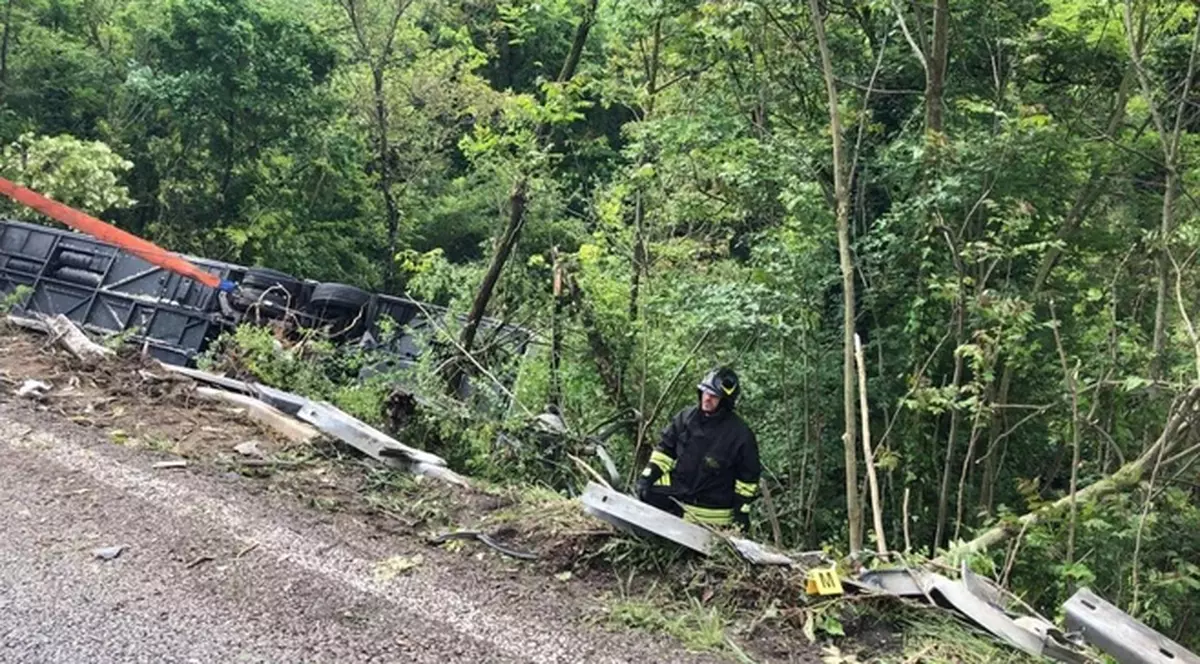 Un autocar cu 60 de turiști est-europeni s-a răsturnat într-o râpă în Italia. O persoană a murit, alte 25 sunt rănite