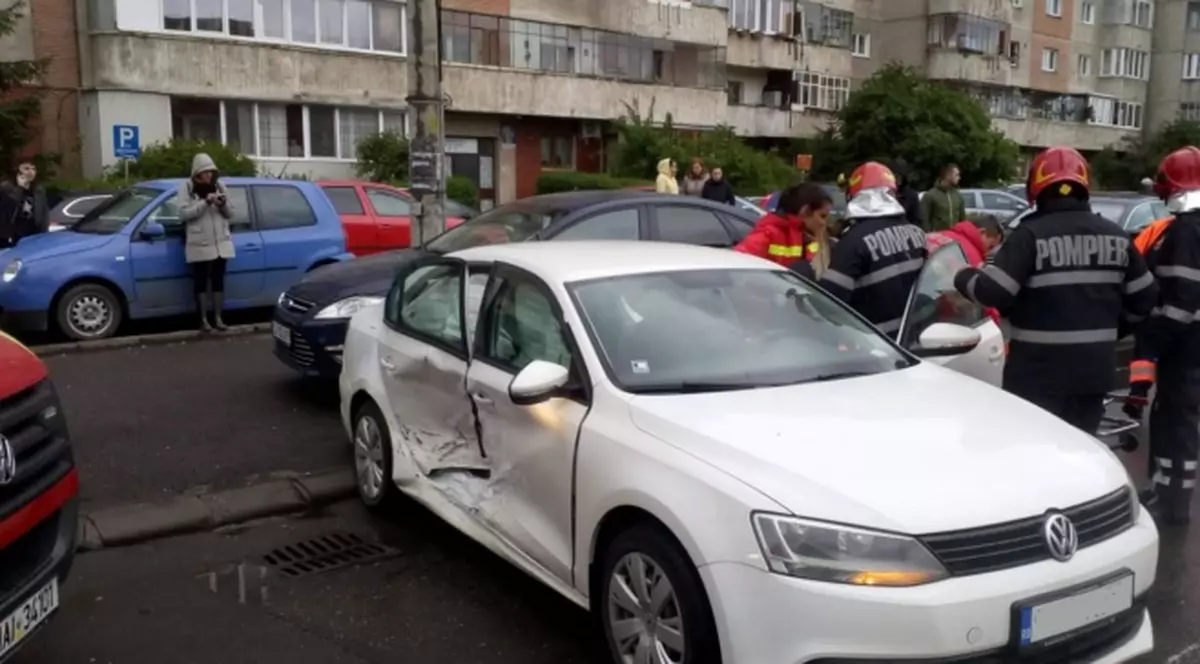 Șofer beat și fără permis, pus la pământ de polițiști după ce a provocat un accident în Cluj