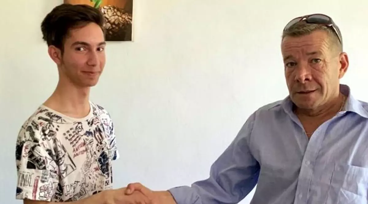 Un tânăr din Iași a găsit un portofel plin cu bani, pe o bancă. Spune că nu s-a gândit să păstreze cei 4,700 de lei