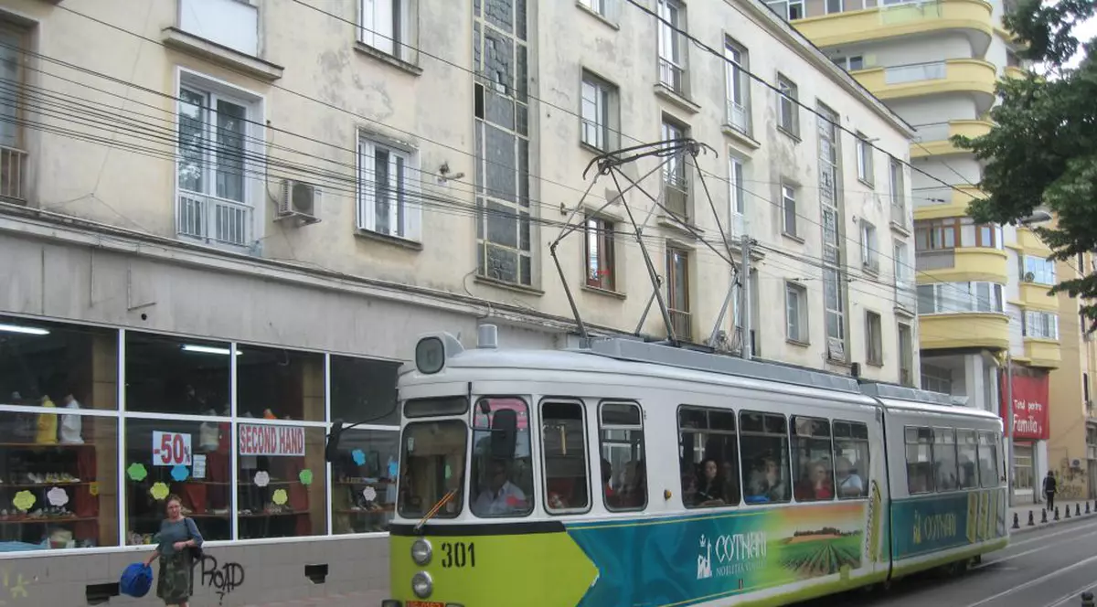 O femeie din Iași a fost rănită grav după ce a a fost prinsă între ușile unui tramvai şi târâtă câţiva metri pe stradă