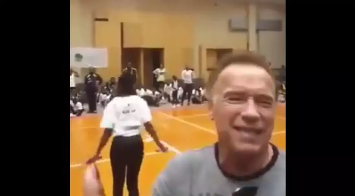 VIDEO/ Arnold Schwarzenegger, lovit de un bărbat în timpul unei vizite în Africa de Sud