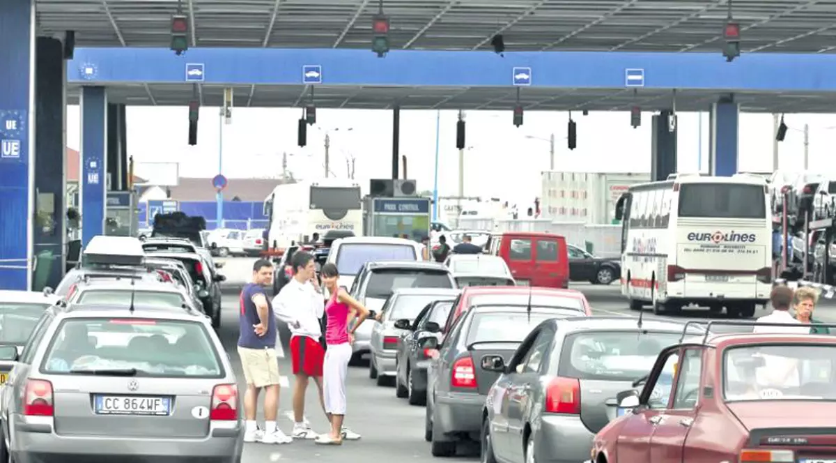Aglomerație la punctul de trecere a frontierei de la Nădlac II. Se așteaptă 40 de minute la ieșirea din țară