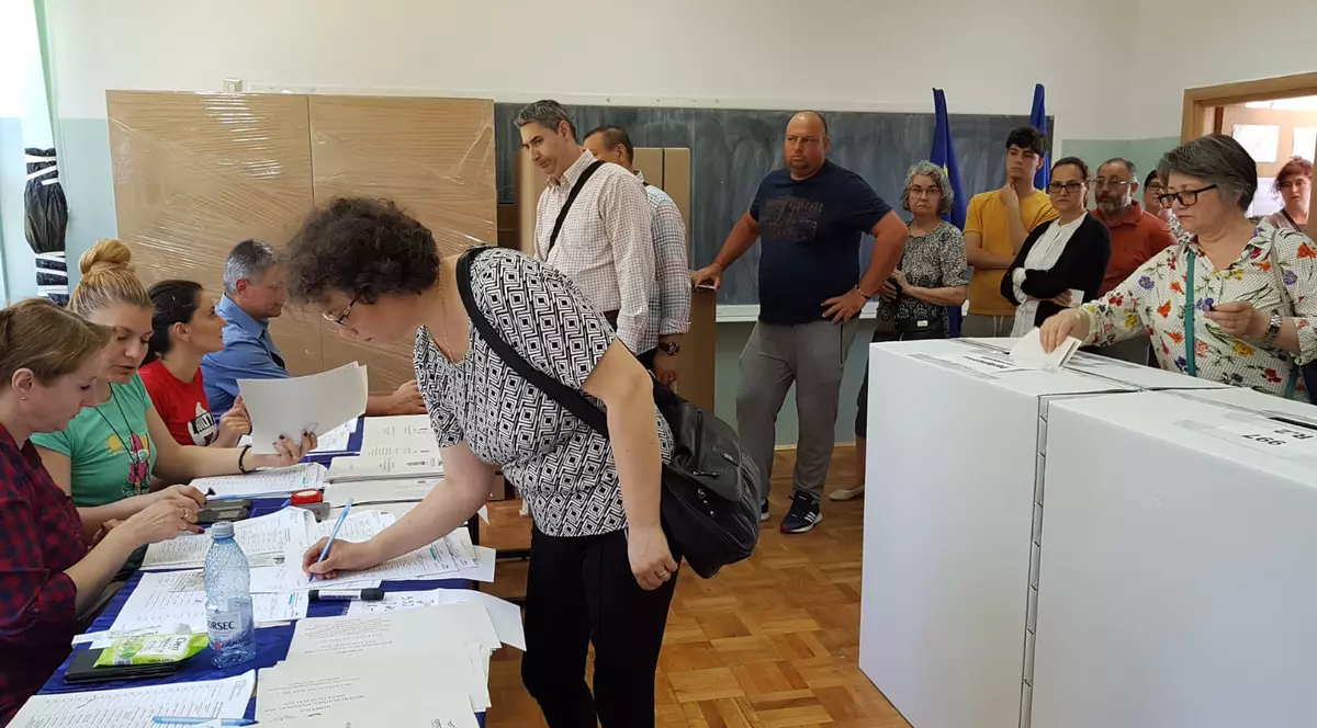 Alegeri europarlamentare | Mobilizare uriașă în București și în restul țării. Sute de alegători stau la cozi și așteaptă minute pentru a vota (FOTO și VIDEO)