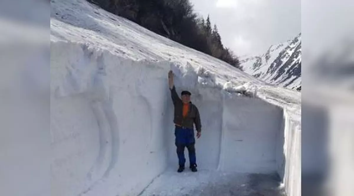 Zăpadă aproape șapte metri pe Transfăgărășan în luna mai