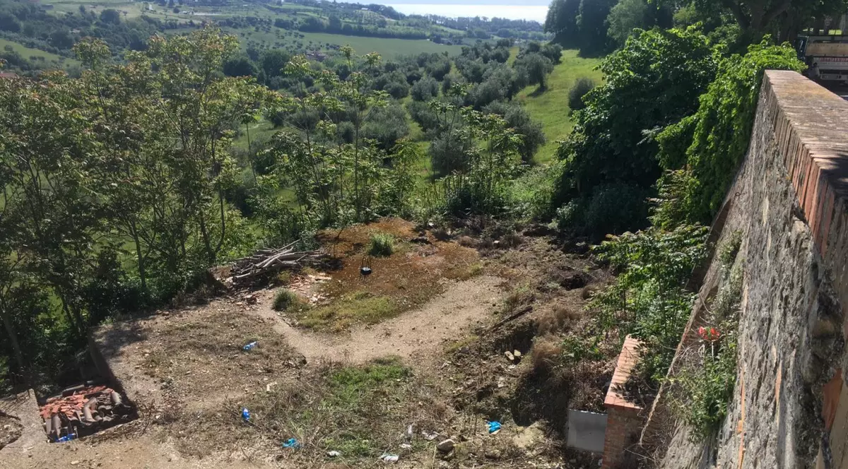 O româncă din Italia e în stare gravă după ce a căzut de pe un zid de cinci metri. Martorii spun că voia să se sinucidă: "Mie mi-a lăsat impresia că avea gânduri negre"