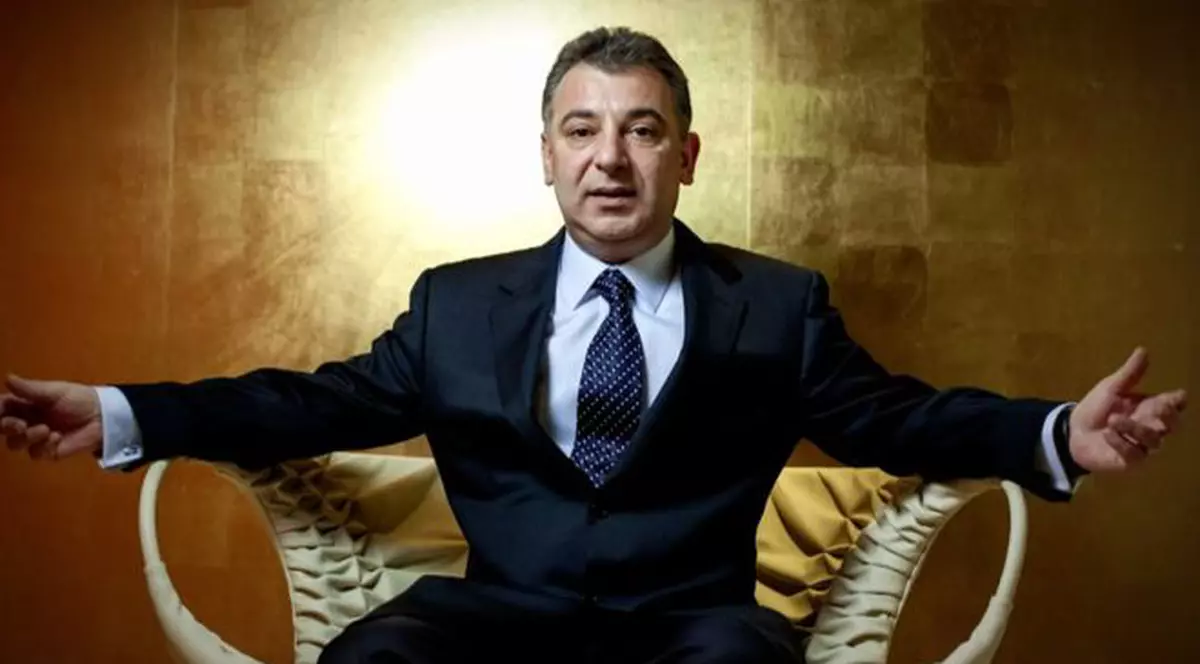 Omul de afaceri Frank Timiș va primi 10 miliarde de dolari de la grupul britanic BP pentru concesiunile de petrol și gaze din Senegal. Frank Timiș în costum, pe un jilț, cu brațele deschise