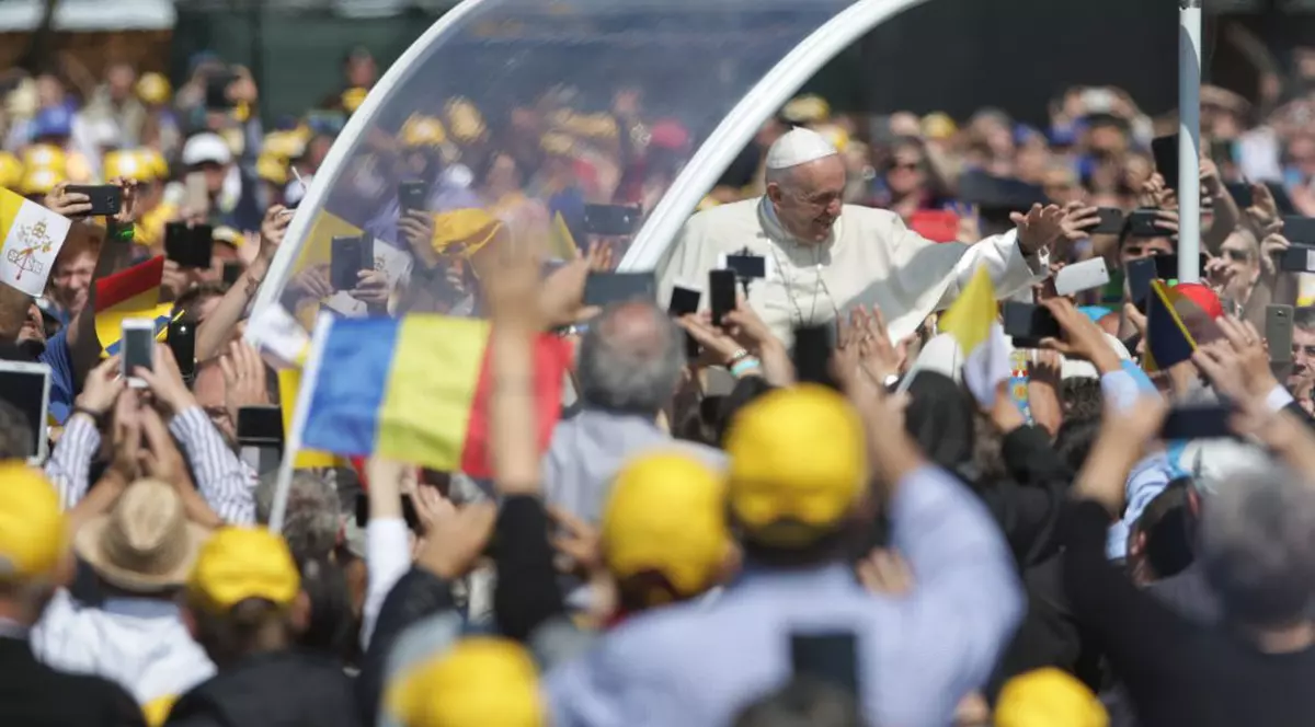 Momentul în care Papa Francisc trece cu papamobilul printre pelerinii de la Blaj