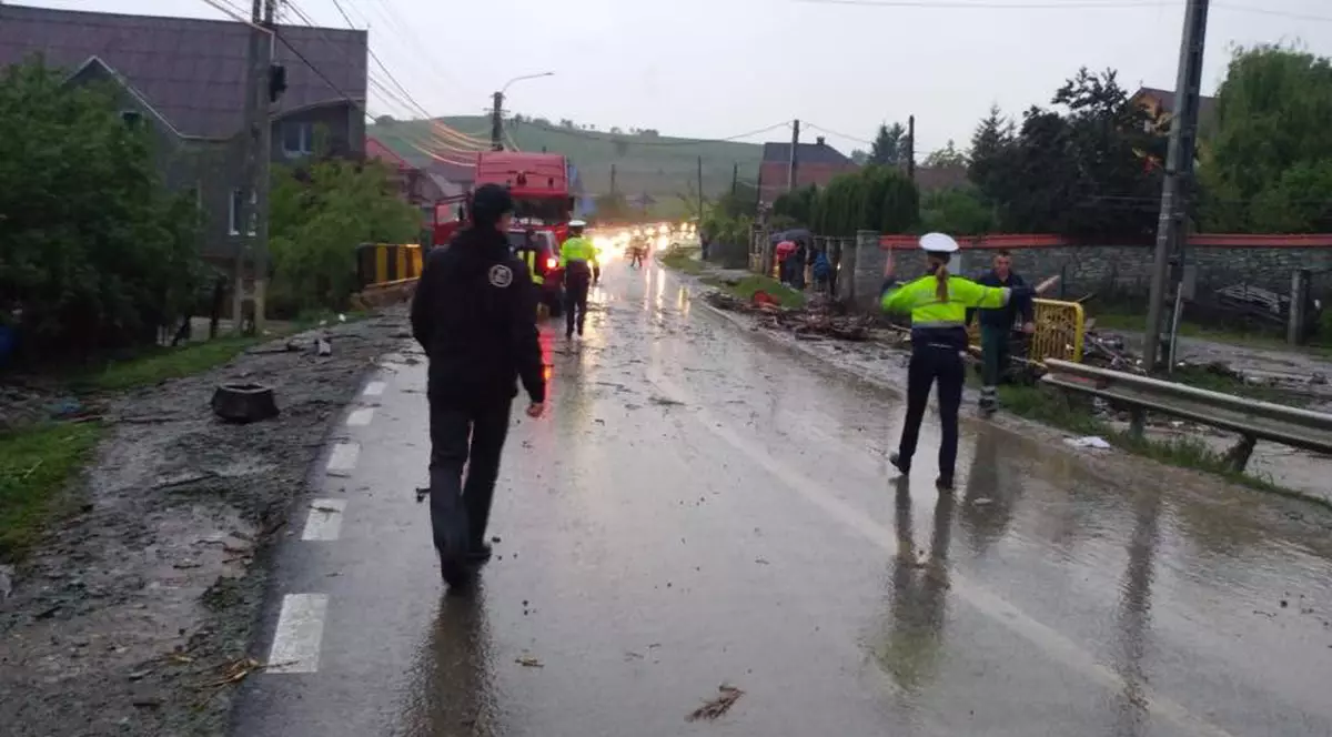 Populaţia din şapte comune ale judeţului Bistriţa-Năsăud, avertizată prin Ro-Alert despre un nou cod roşu de inundaţii