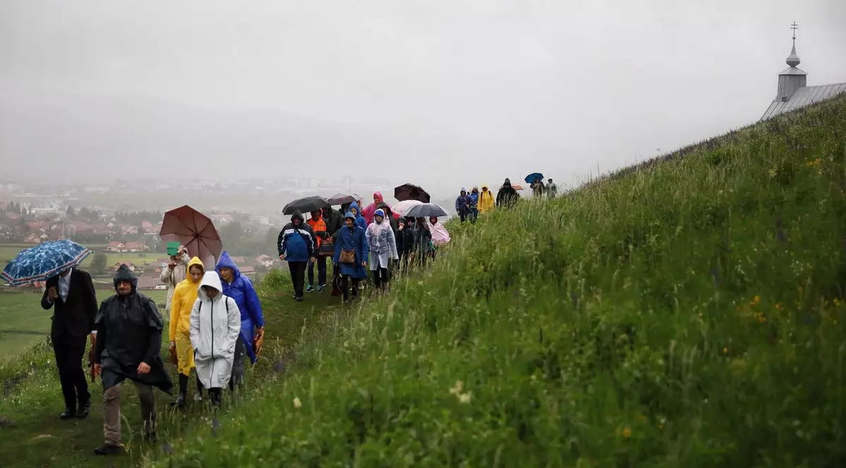 VIDEO / Pelerinii de la Șumuleu-Ciuc, în așteptarea Papei Francisc: „Suntem obișnuiți cu vremea. În anii precedenți a fost cu grindină”