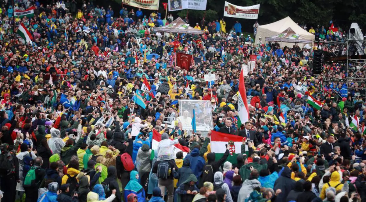 Papa Francisc a ajuns la Șumuleu Ciuc! Zeci de mii de credincioși au înfruntat ploaia torențială pentru a-l vedea pe Suveranul Pontif