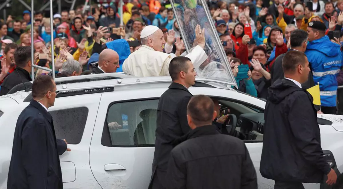 Papa Francisc a ajuns la Șumuleu Ciuc