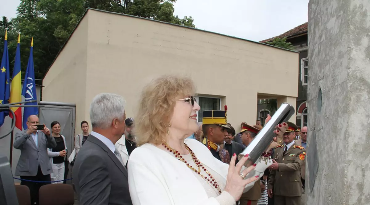 Corina Chirac a cimentat un ”hrisov” pentru generațiile viitoare, în soclul Monumentului Artiștilor Muzicii Românești