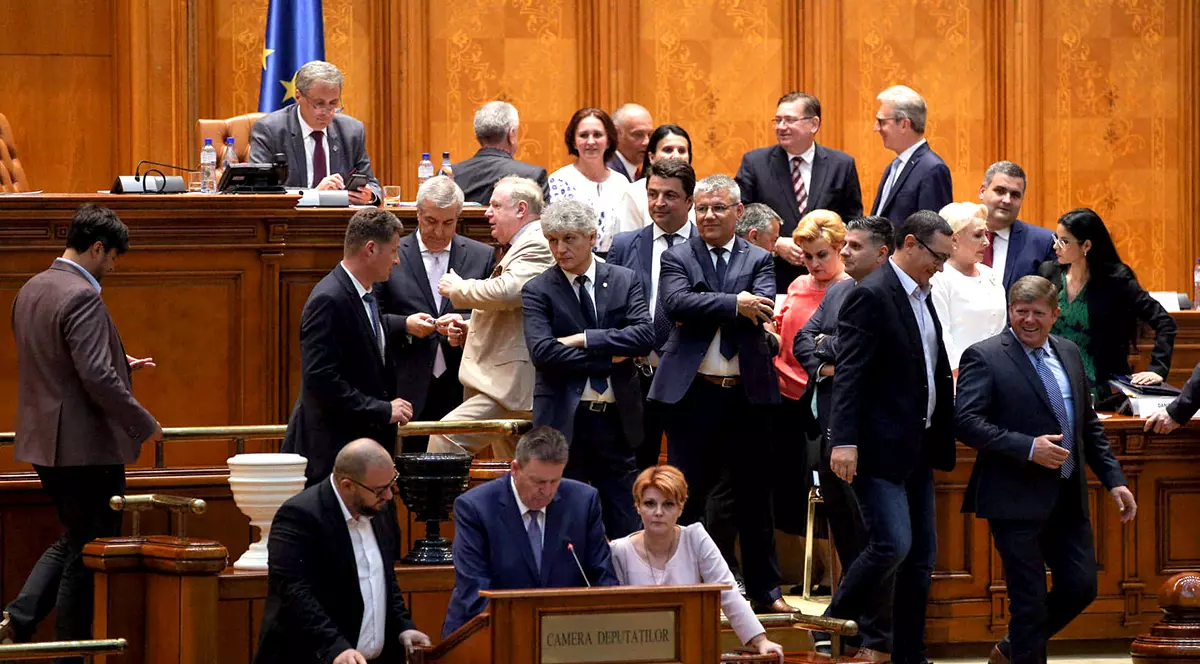 Parlamentarii votează moțiunea de cenzură a Opoziției