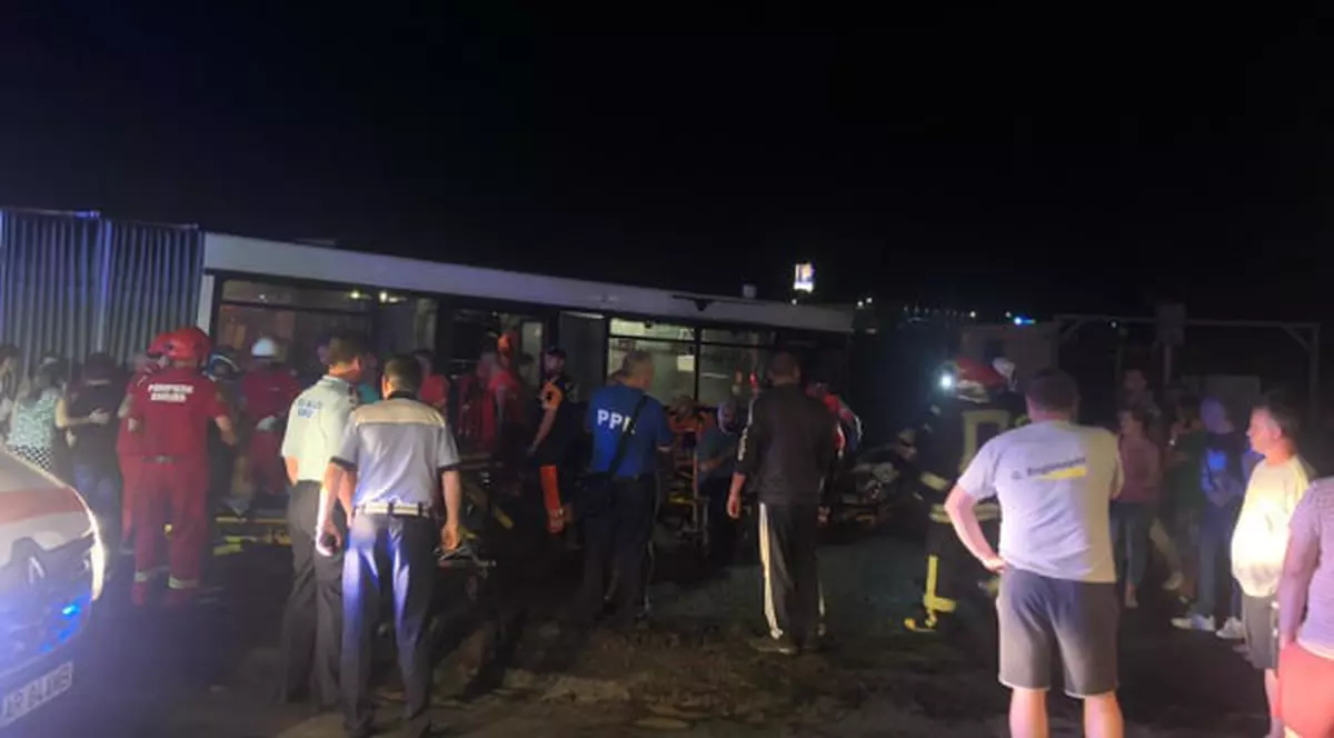 Accident între un autobuz și un camion în Arad
