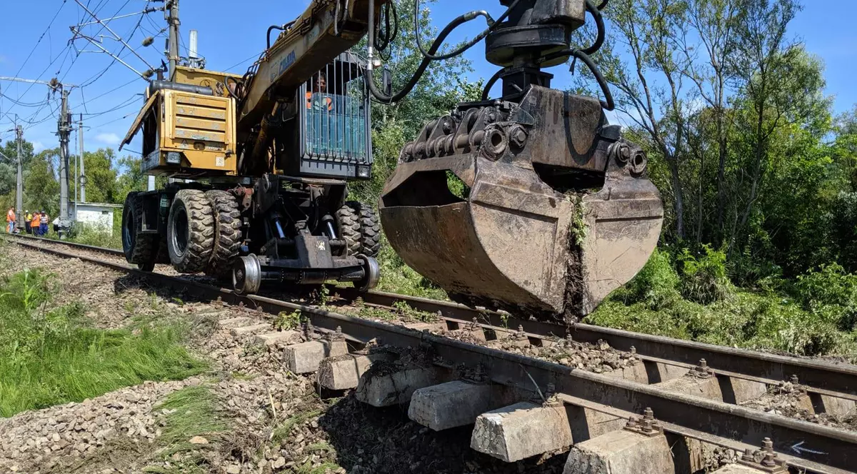 Linia ferată dintre Drobeta Turnu Severin si Strehaia a fost acoperită de ape. Transbordarea călătorilor se face pe cale auto