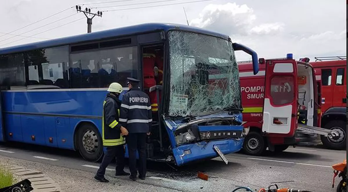 Accident între un camion și un autobuz în Baia Mare