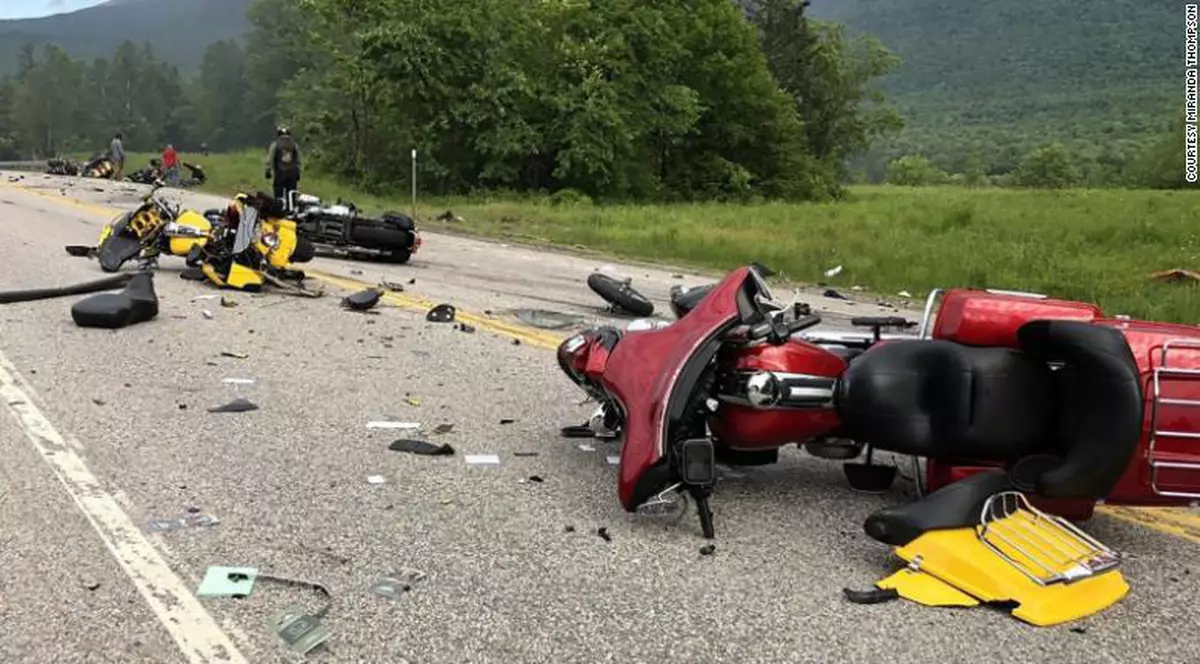 Șapte motocicliști au murit după ce o camionetă a intrat pe contrasens