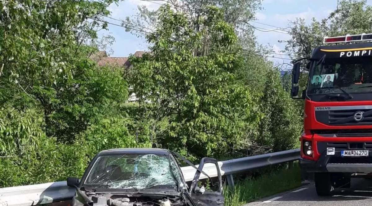 FOTO/ Cinci persoane au ajuns la spital după ce două motociclete au intrat într-un autoturism