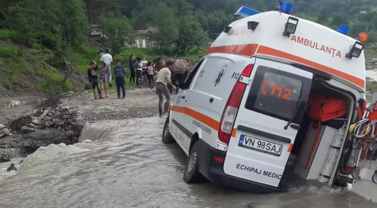 Ambulanță împotmolită în nămol, la traversarea râului în Jitia, Vrancea